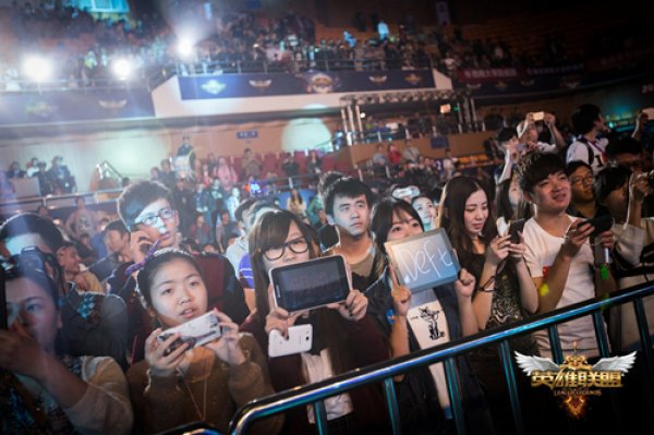 CSGO s1mple给女主播打赏500W被喷舔狗，森破回怼：垃圾人！